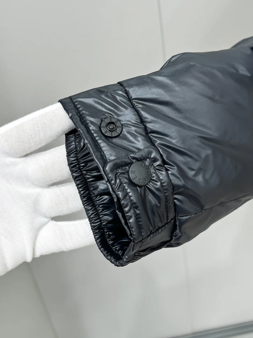 MON 26 Levitha 。 Premium 。 Super Laqué ， 。 ， ， —— ， 。 ， Classic 。 ， Moncler Maya ， Classic ， ， 。 ， 、 ， 。 。 ， Luxury ， ， Premium 。 25061Size ： 0 : 50cm- 112cm- 61cm- 70 1 : 51cm- 116cm- 62cm- 71 2 : 52cm- 120cm- 63cm- 72 3 : 53cm- 124cm- 65cm- 73 4 : 54cm- 128cm- 67cm- 74 5 : 55cm- 132cm- 69cm- 75 Size ：（ 0 ） 174-140 ， 2 ！ 130 1 ，130-145 2 ，145-160 3 ，160-175 4 ，175-190 5 ！